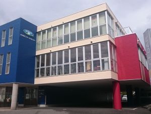 カラフルな建物の外観
