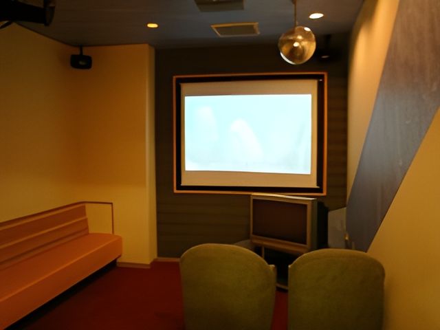 映写設備の部屋 シアタールーム ゆったりと映画鑑賞を楽しめる専用ルームです。リラックスした雰囲気でおくつろぎいただけます。