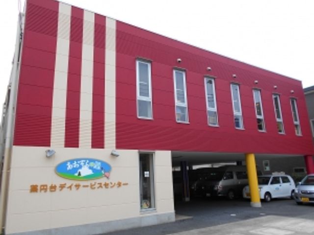 赤い外壁の建物 外観 目を引く赤い外壁の施設です。快適な就業環境を提供します。