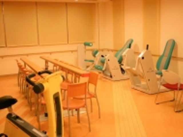 機能訓練の設備 機能訓練室 明るい室内で、リハビリ機器が揃う設備です。各種トレーニングに適した環境です。