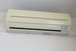 壁掛け型のエアコン