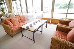 赤いソファが置かれた休憩室
