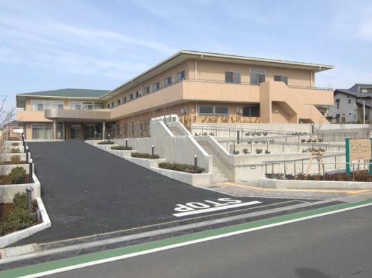 広々とした明るい外観