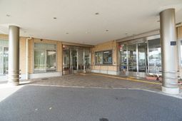 明るいエントランスの風景