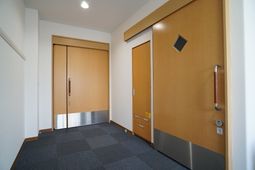 清潔な廊下と扉