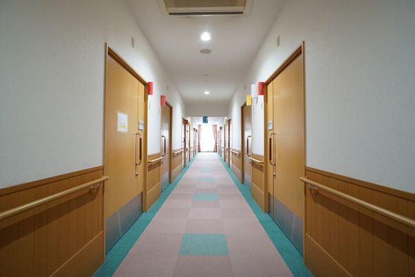 廊下の明るい風景