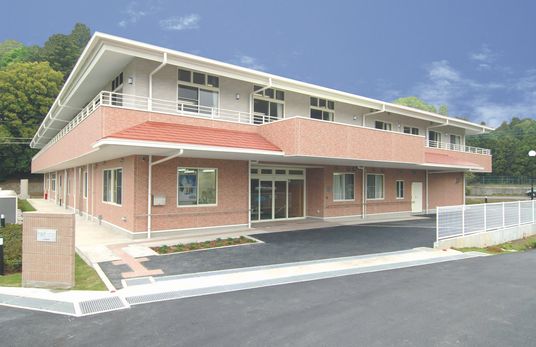 広い庭を持つ建物外観