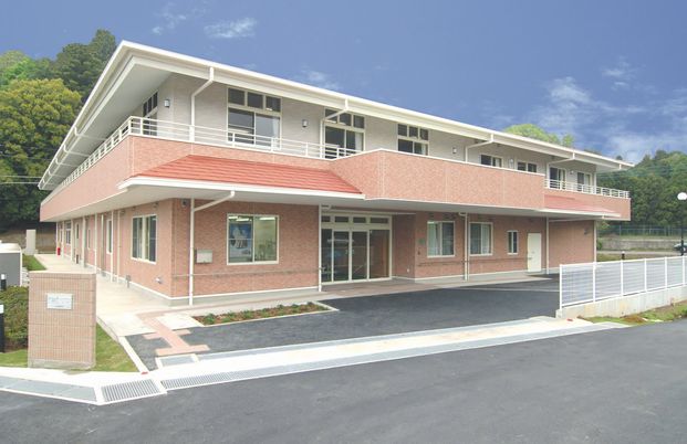 広い庭を持つ建物外観