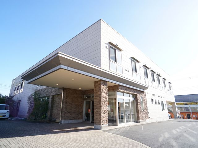 明るいエントランス 外観 広々としたエントランスは、ご来場の皆様を明るく迎え入れます。ゆとりある空間で快適な就業が期待できます。