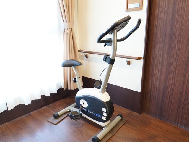 運動器具が置かれた部屋 共有スペース 快適な環境で体力維持をサポートする運動機器が整っており、健康的な生活をお手伝いします。