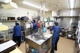 忙しく働くキッチンスタッフ