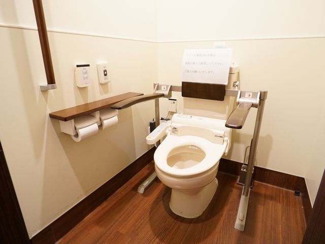 バリアフリートイレ トイレ 手すり付きのバリアフリー設計トイレです。安全かつ自立した日々の生活を支援する設備が整っています。