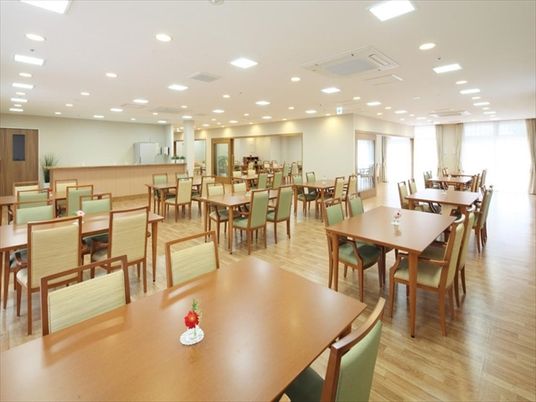 広々とした明るい食堂