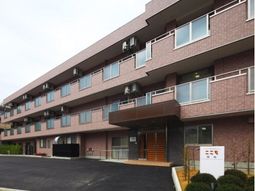 赤茶色の外壁の建物エントランス