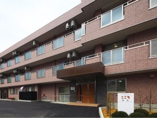 レンガ調施設のエントランス