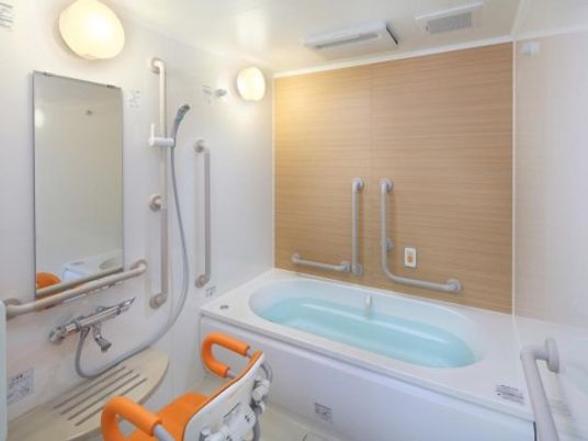 手すり付きの明るい浴室