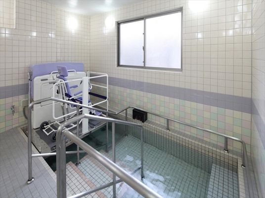 快適な設備の浴室