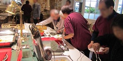 食事を取る利用者の様子