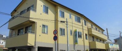 明るい外観の建物