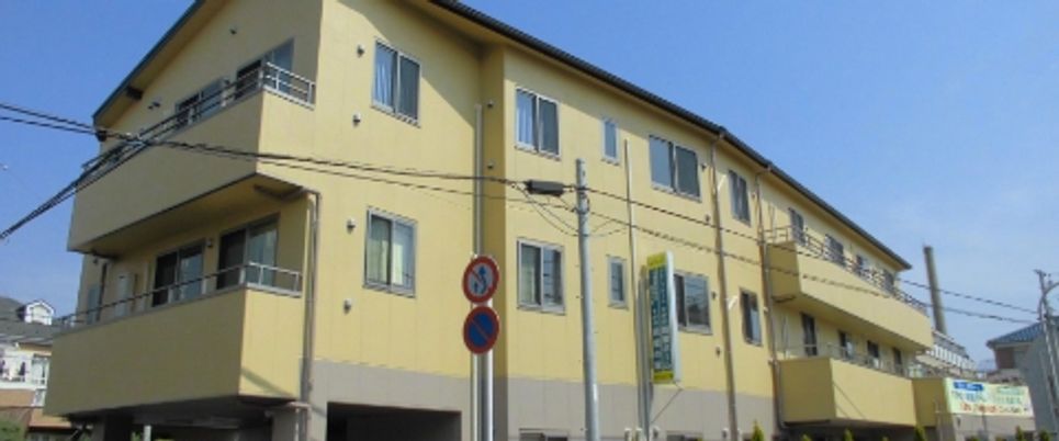 明るい外観の建物