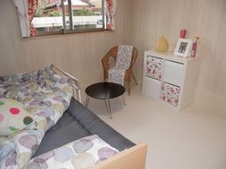 明るい居室の様子