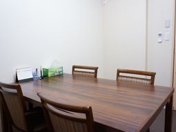 木製テーブルと椅子の会議室