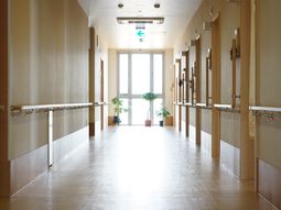 明るく清潔な廊下