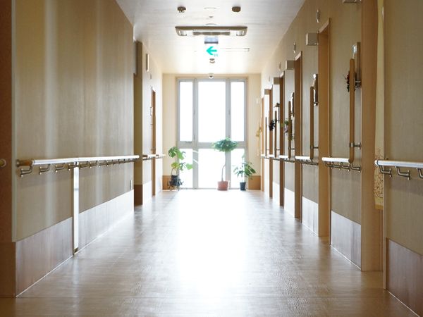 明るく清潔な廊下