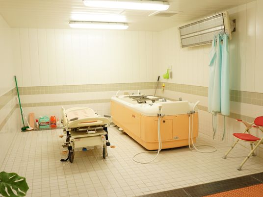 浴室には介護浴槽が用意してある。介護浴槽によって、一般的な浴槽での入浴が難しい人でも入浴することが可能である。