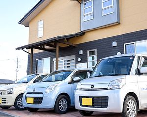 3台の車が停車する外観