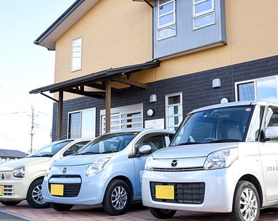 3台の車が停車する外観
