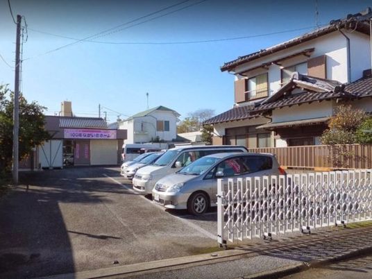 施設の外観と駐車場  