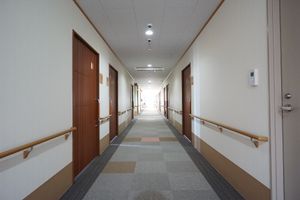 明るい手すりの廊下