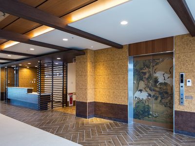 鶴の絵が映えるエレベーターホール