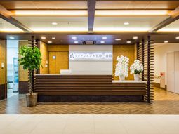 応接スペースの明るいエントランス