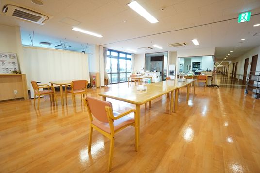 広々とした食堂の勤務風景
