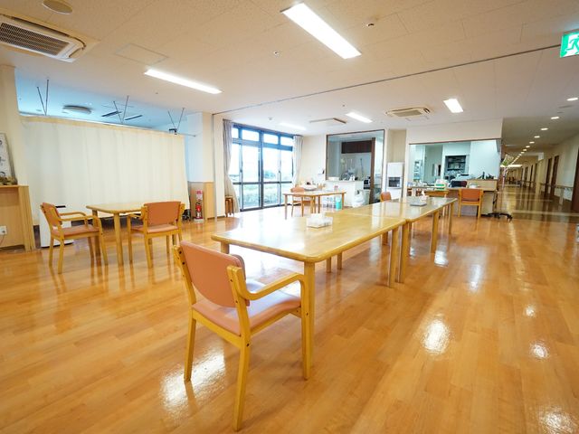 広々とした食堂の勤務風景 ダイニングルーム 清潔感あふれる食堂で、利用者様への食事提供を支援する仕事に就けます。