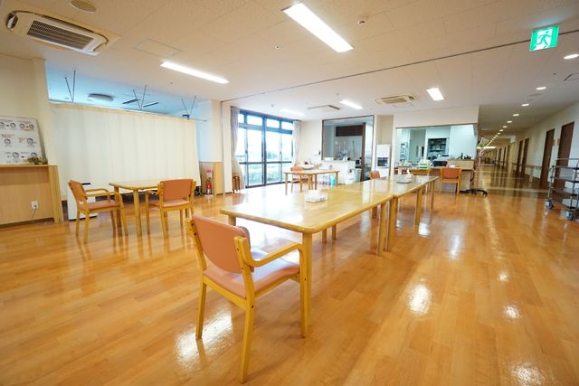 広々とした食堂の勤務風景 ダイニングルーム 清潔感あふれる食堂で、利用者様への食事提供を支援する仕事に就けます。
