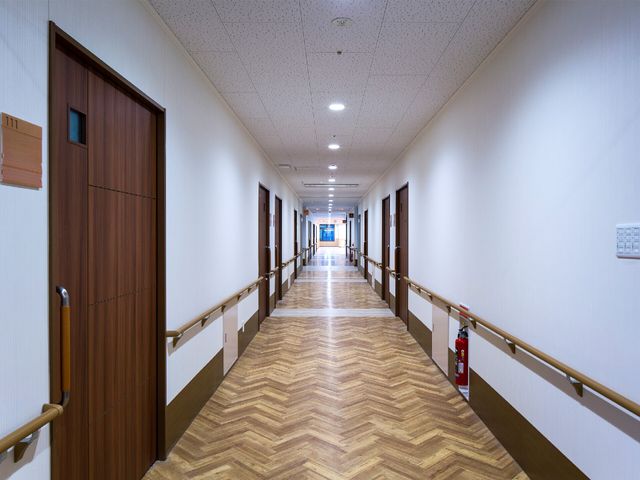 清潔感のある施設廊下 廊下 清潔で広い廊下が、こころ地よい職場環境を提供します。安全に配慮された設計です。