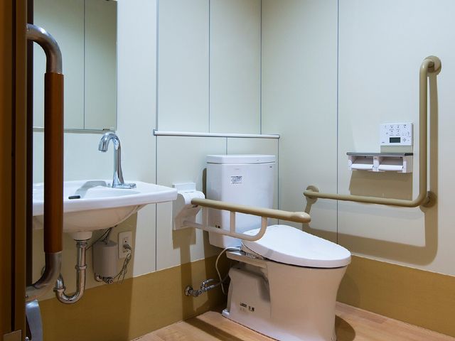 手すり付きトイレ トイレ 安全を重視した手すり完備のトイレで、充実した職場環境を提供します。