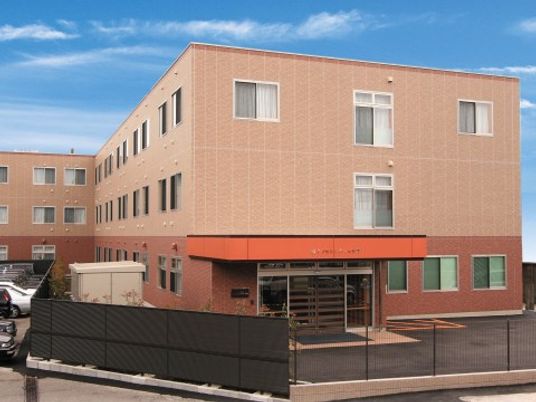 明るい外観の建物入口