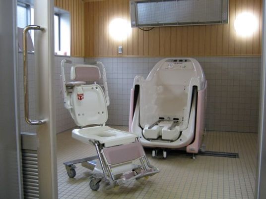 広々とした清潔な浴室