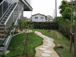 緑豊かな施設の中庭
