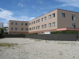 茶色の建物と空の景色