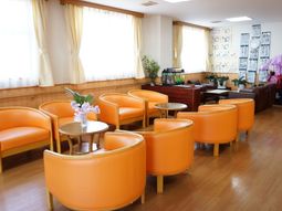 暖色系ソファのあるラウンジ