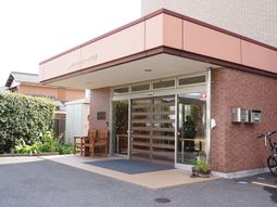 施設のエントランス外観