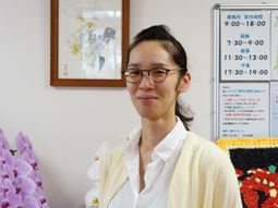 明るい笑顔の女性スタッフ