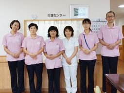 笑顔のスタッフ集合