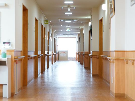 廊下の手すり付き通路
