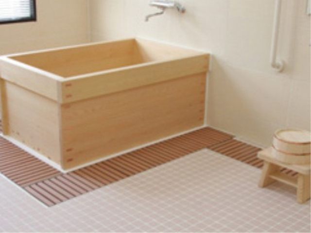 木製の浴室の設備 ひのき風呂 ゆったりとくつろげる木製の浴槽が特徴の浴室です。使いやすい構造で、快適なバスタイムをサポートします。